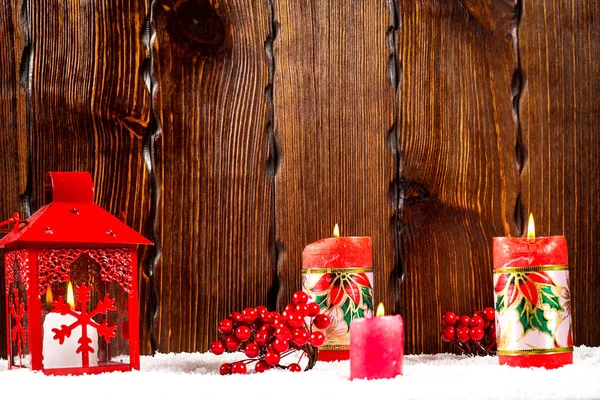 Fondo de Navidad y Año Nuevo con linterna de vela de Navidad y ramas de árbol de Navidad, nieve y decoraciones, pared de madera detrás. Espacio libre — Foto de Stock