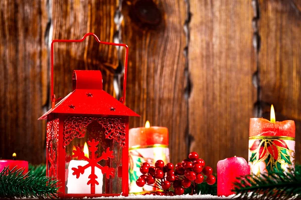 크리스마스와 새 해 배경 크리스마스 캔 들 랜 턴 및 장식, 크리스마스 나무 가지, 눈 뒤에 나무 벽. 여유 공간 — 스톡 사진