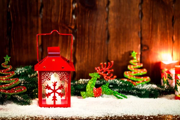 Christmas and New Year background with Christmas candle lantern and Christmas tree branches, snow and decorations, wooden wall behind. Free space — Stock Photo, Image