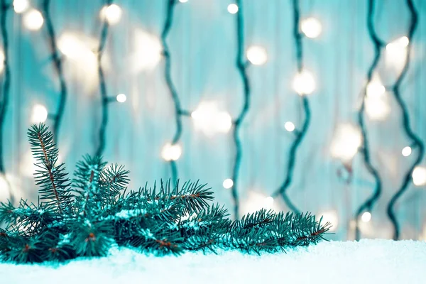 Vánoční pozadí s věnec, vánoční stromek větve, sníh a ozdoby na dřevěný stůl — Stock fotografie