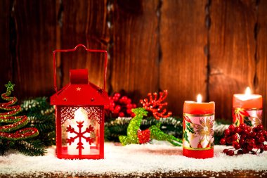 Noel ve yeni yıl arka plan Christmas mum fener ve Noel ağaç dalları, kar ve Dekorasyon, ahşap duvar arkasında. Boş alan