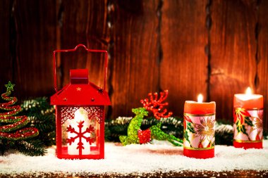 Noel ve yeni yıl arka plan Christmas mum fener ve Noel ağaç dalları, kar ve Dekorasyon, ahşap duvar arkasında. Boş alan