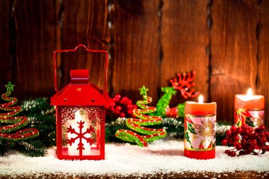 Noel ve yeni yıl arka plan Christmas mum fener ve Noel ağaç dalları, kar ve Dekorasyon, ahşap duvar arkasında. Boş alan