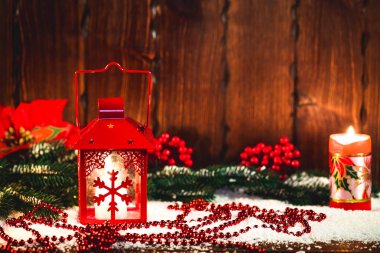 Noel ve yeni yıl arka plan Christmas mum fener ve Noel ağaç dalları, kar ve Dekorasyon, ahşap duvar arkasında. Boş alan