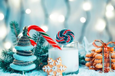 Noel kurabiye ve süt ile Dekorasyon, kar, Noel ağacı dalları üzerinde bokeh ışıklar arka plan bulanık. Boş alan