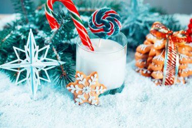 Noel kurabiye ve süt ile Dekorasyon, kar, Noel ağacı yeni yıl arka plan üzerinde dalları. Boş alan