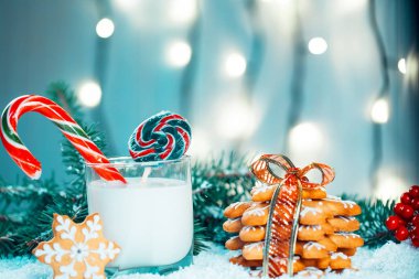 Noel kurabiye ve süt ile Dekorasyon, kar, Noel ağacı dalları üzerinde bokeh ışıklar arka plan bulanık. Boş alan