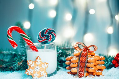 Noel kurabiye ve süt ile Dekorasyon, kar, Noel ağacı dalları üzerinde bokeh ışıklar arka plan bulanık. Boş alan