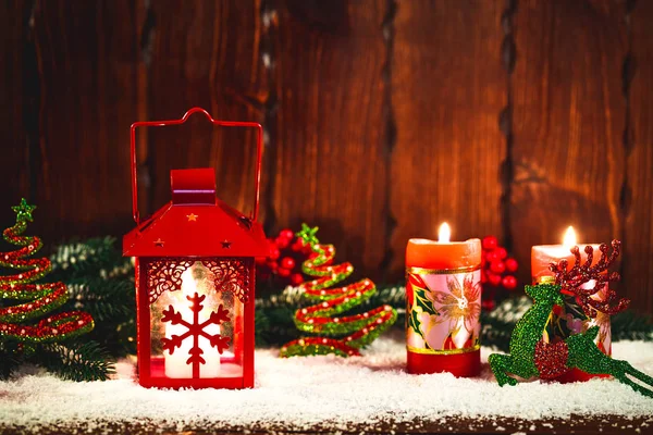 Noel ve yeni yıl arka plan Christmas mum fener ve Noel ağaç dalları, kar ve Dekorasyon, ahşap duvar arkasında. Boş alan