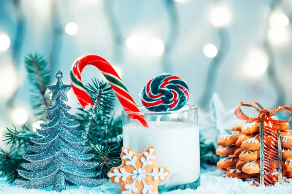 Noel kurabiye ve süt ile Dekorasyon, kar, Noel ağacı dalları üzerinde bokeh ışıklar arka plan bulanık. Boş alan