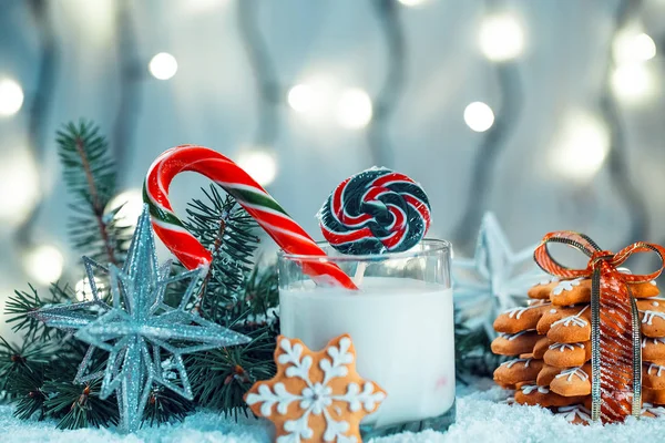 Noel kurabiye ve süt ile Dekorasyon, kar, Noel ağacı dalları üzerinde bokeh ışıklar arka plan bulanık. Boş alan