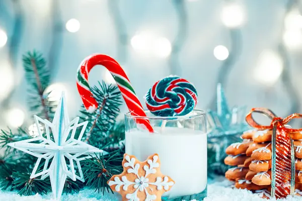 Noel kurabiye ve süt ile Dekorasyon, kar, Noel ağacı dalları üzerinde bokeh ışıklar arka plan bulanık. Boş alan