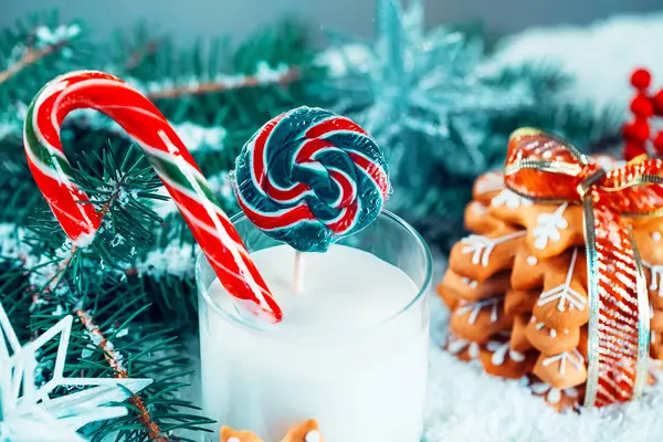 Noel kurabiye ve süt ile Dekorasyon, kar, Noel ağacı yeni yıl arka plan üzerinde dalları. Boş alan
