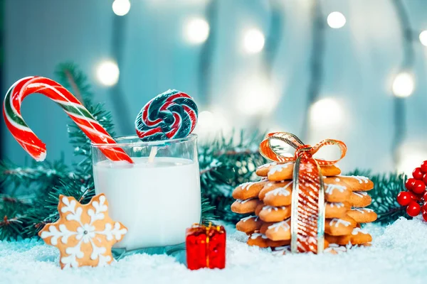Noel kurabiye ve süt ile Dekorasyon, kar, Noel ağacı dalları üzerinde bokeh ışıklar arka plan bulanık. Boş alan