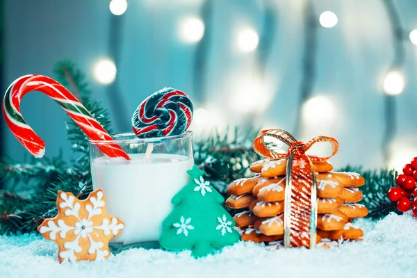 Noel kurabiye ve süt ile Dekorasyon, kar, Noel ağacı dalları üzerinde bokeh ışıklar arka plan bulanık. Boş alan