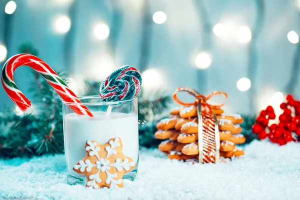 Noel kurabiye ve süt ile Dekorasyon, kar, Noel ağacı dalları üzerinde bokeh ışıklar arka plan bulanık. Boş alan