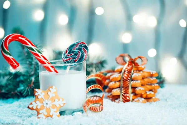 Noel kurabiye ve süt ile Dekorasyon, kar, Noel ağacı dalları üzerinde bokeh ışıklar arka plan bulanık. Boş alan