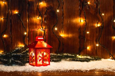 Noel mum fener ve Noel ağaç dalları, kar, kar tanesi ve süslemeleri üzerinde bokeh bulanık ışıklar arka plan. Boş alan