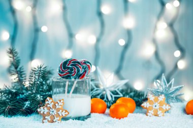 Noel kurabiye ve süt ile Dekorasyon, kar, Noel ağacı dalları üzerinde bokeh ışıklar arka plan bulanık. Boş alan