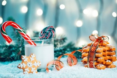 Noel kurabiye ve süt ile Dekorasyon, kar, Noel ağacı dalları üzerinde bokeh ışıklar arka plan bulanık. Boş alan