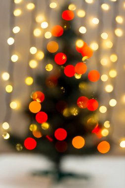 Altın Christmas arka plan de-odaklı ışıklar Garland ile dekore edilmiş ağaç