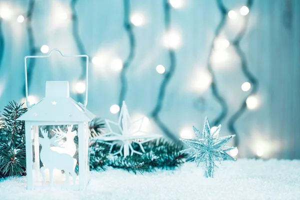 Vánoční Svíčka Lucerna a vánoční stromek větve, sníh, sněhová vločka a ozdoby na bokeh pozadí rozmazané světla. Volné místo — Stock fotografie