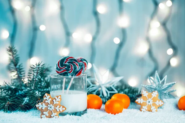 Noel kurabiye ve süt ile Dekorasyon, kar, Noel ağacı dalları üzerinde bokeh ışıklar arka plan bulanık. Boş alan
