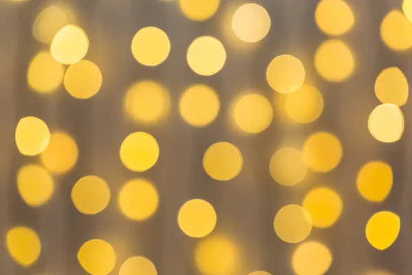 Natal e feliz ano novo no bokeh borrado com fundo de bandeira de neve de uma grinalda luminosa — Fotografia de Stock