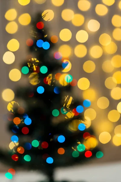 Χρυσό χριστουγεννιάτικο φόντο του de-εστιασμένη φώτα γιρλάντα με διακόσμηση δέντρο — Φωτογραφία Αρχείου