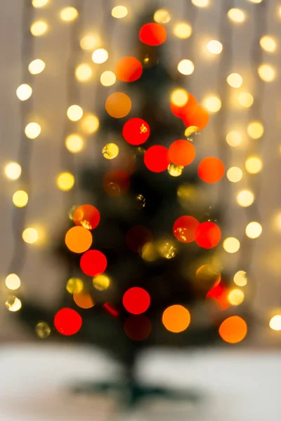 Χρυσό χριστουγεννιάτικο φόντο του de-εστιασμένη φώτα γιρλάντα με διακόσμηση δέντρο — Φωτογραφία Αρχείου