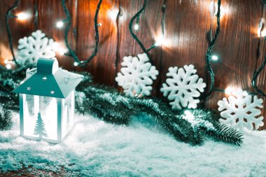 Noel mum fener ve Noel ağaç dalları, kar, kar tanesi ve süslemeleri üzerinde bokeh bulanık ışıklar arka plan. Boş alan