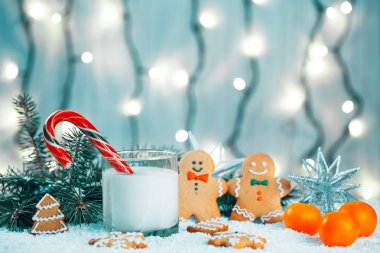 Noel kurabiye ve süt ile Dekorasyon, kar, Noel ağacı dalları üzerinde bokeh ışıklar arka plan bulanık. Boş alan