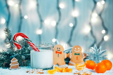 Noel kurabiye ve süt ile Dekorasyon, kar, Noel ağacı dalları üzerinde bokeh ışıklar arka plan bulanık. Boş alan