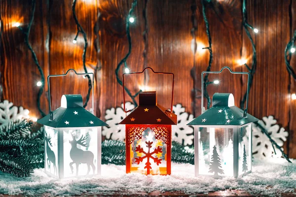 Vánoční Svíčka Lucerna a vánoční stromek větve, sníh, sněhová vločka a ozdoby na bokeh pozadí rozmazané světla. Volné místo — Stock fotografie