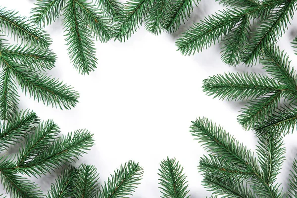 白色背景的圣诞冷杉树框架。自由空间 — 图库照片