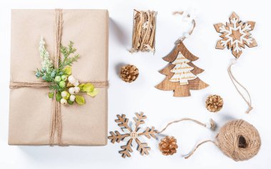 Klas Noel hediye kutusu kahverengi kağıt oyuncaklar ve yılbaşı dekor beyaz sunar. Neşeli Noel kartı arka plan