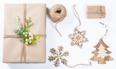 Klas Noel hediye kutusu kahverengi kağıt oyuncaklar ve yılbaşı dekor beyaz sunar. Neşeli Noel kartı arka plan