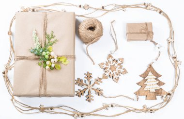 Klas Noel hediye kutusu kahverengi kağıt oyuncaklar ve yılbaşı dekor beyaz sunar. Neşeli Noel kartı arka plan