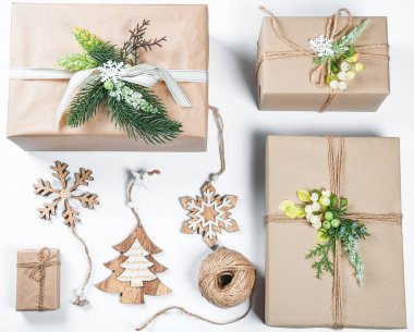 Klas Noel hediye kutusu kahverengi kağıt oyuncaklar ve yılbaşı dekor beyaz sunar. Neşeli Noel kartı arka plan