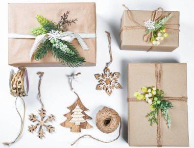 Klas Noel hediye kutusu kahverengi kağıt oyuncaklar ve yılbaşı dekor beyaz sunar. Neşeli Noel kartı arka plan