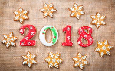 Noel gingerbread çerezleri kar taneleri ile 2018 kopya alanı çuval bezi zemin üzerine. Tatil, kutlama ve pişirme kavramı. Neşeli Noel Kartpostalı