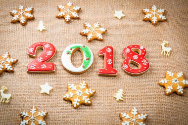 Noel gingerbread çerezleri kar taneleri ile 2018 kopya alanı çuval bezi zemin üzerine. Tatil, kutlama ve pişirme kavramı. Neşeli Noel Kartpostalı