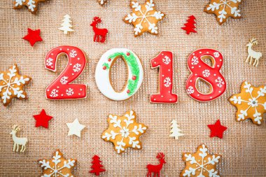 Noel gingerbread çerezleri kar taneleri ile 2018 kopya alanı çuval bezi zemin üzerine. Tatil, kutlama ve pişirme kavramı. Neşeli Noel Kartpostalı