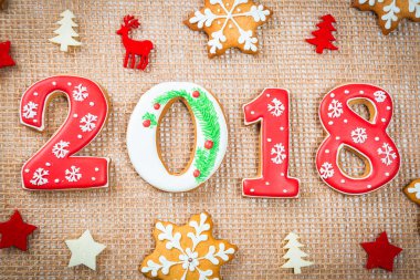 Noel gingerbread çerezleri kar taneleri ile 2018 kopya alanı çuval bezi zemin üzerine. Tatil, kutlama ve pişirme kavramı. Neşeli Noel Kartpostalı