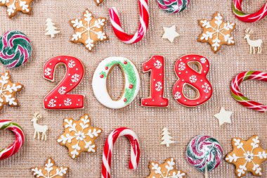 Noel gingerbread çerezleri kar taneleri ve kopya alanı çuval bezi zemin üzerine şeker ile 2018. Tatil, kutlama ve pişirme kavramı. Neşeli Noel Kartpostalı