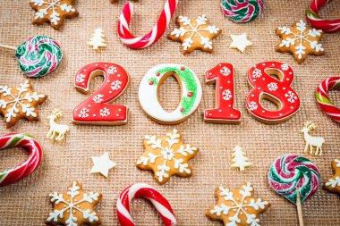 Noel gingerbread çerezleri kar taneleri ve kopya alanı çuval bezi zemin üzerine şeker ile 2018. Tatil, kutlama ve pişirme kavramı. Neşeli Noel Kartpostalı