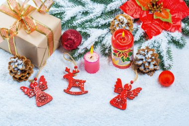 Noel hediye, yılbaşı ağacı dalları, kar, kar tanesi ve süslemeleri ile arka plan. Boş alan