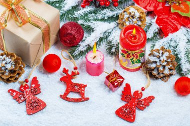 Noel hediye, yılbaşı ağacı dalları, kar, kar tanesi ve süslemeleri ile arka plan. Boş alan