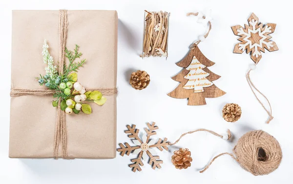 Klas Noel hediye kutusu kahverengi kağıt oyuncaklar ve yılbaşı dekor beyaz sunar. Neşeli Noel kartı arka plan
