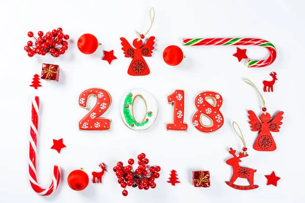 Karácsonyi keret piros játékok és új évet dekorációk mézeskalács sütik 2018 fehér háttér. Lapos feküdt, felülnézet, másol hely. Boldog karácsonyi kártya — Stock Fotó
